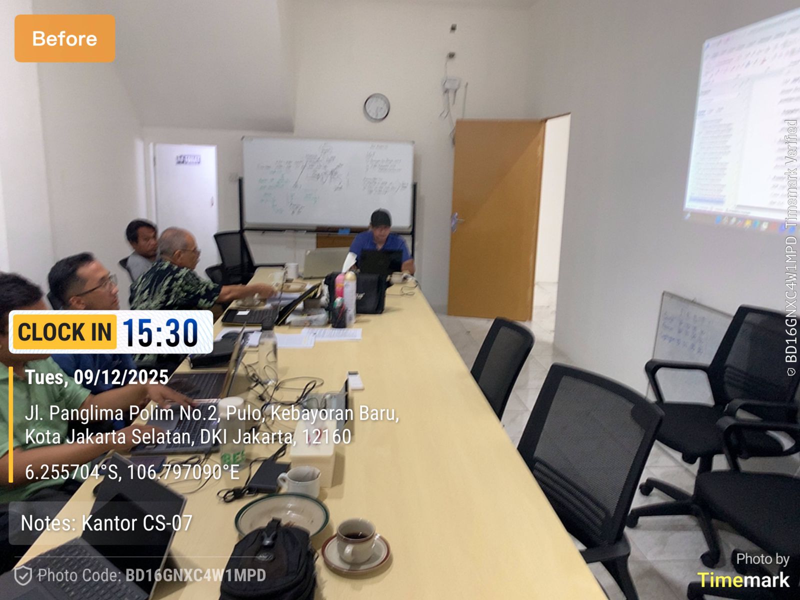 Rapat internal tim cs07 di ruang rapat kantor panglima polim .